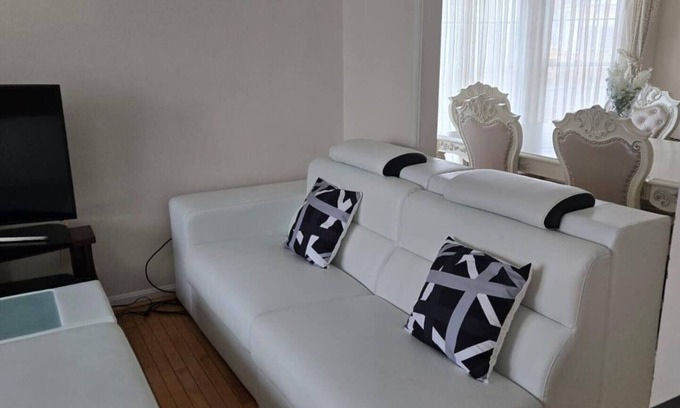 Greenbelt Casa | Glamorous Two level, 4 bedroom Family Home