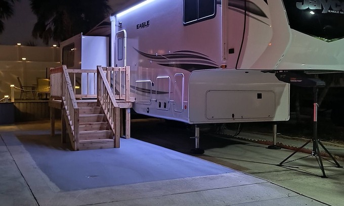 Biggar Casa | Glamour Camp 55 Plus Gated Resort