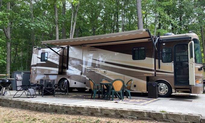 Mayfield Casa | Glamping at its best-40 ft RV w/full amenities on all-sports lake Traverse City
