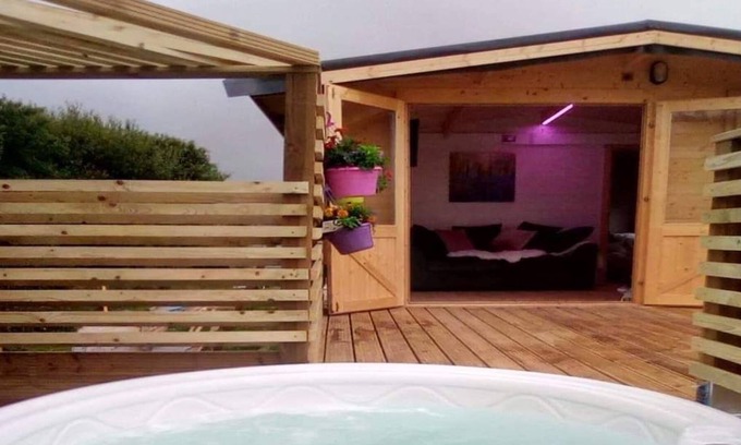 Wainhouse Corner Cabina | Glamping Cabin on a Small Holding w/ Private Hot Tub