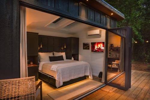 Guntersville Casa | Glamping cabin with private deck and hot tub!