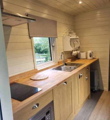 Llanfair Caereinion Chalet De Esquí | Glamping Hut - Sleeps 2 hot tub & parking
