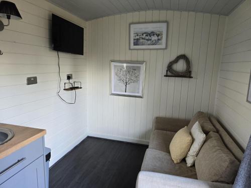 Llanfair Caereinion Casa | Glamping Hut - Sleeps 2 hot tub & parking