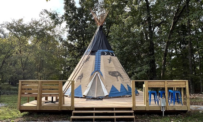 Newnata Alquiler De RV | Glamping in an Authentic Style Sioux Tipi in the Heart of the Ozarks “The Wolf”