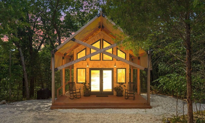 Branson Cabina | Glamping in the Ozarks! Romantic Getaway 10 Minutes from Downtown Branson