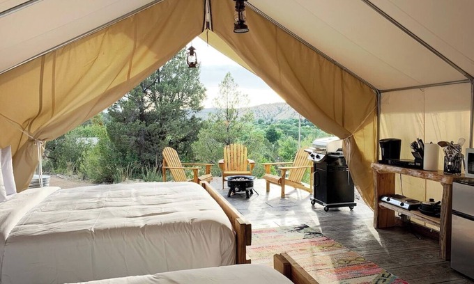 Orderville Alquiler De RV | Tienda Glamping # 8 en East Zion Resort (Dos camas Queen)