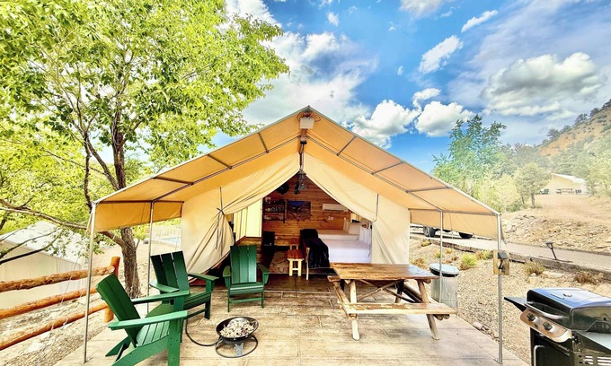 Orderville Alquiler De RV | Tienda Glamping # 4 en East Zion Resort (Dos camas Queen)