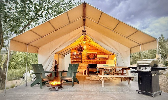 Orderville Alquiler De RV | Tienda Glamping # 3 en East Zion Resort (King Suite)