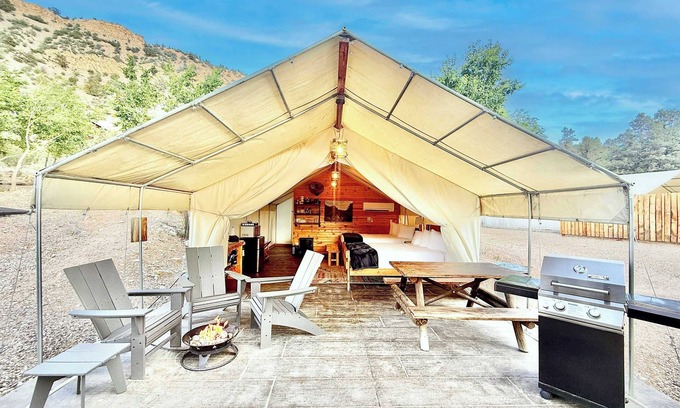 Orderville Alquiler De RV | Tienda Glamping # 2 en East Zion Resort (Dos camas Queen)