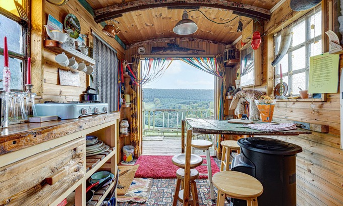 Scarborough Cabina | Glamping Wagon - 1 x Double Bed, 2 x Single Bed