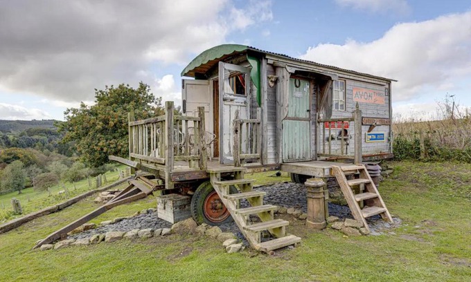 Scarborough Casa | Glamping Wagon - 1 x Double Bed 2 x Single Bed