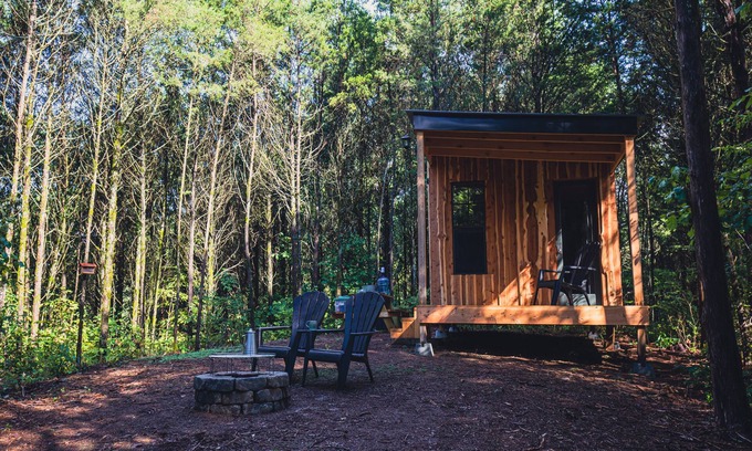Mohawk Cabina | GlampVentures "Cedar Suncatcher" @river/lake near Smoky Mtns