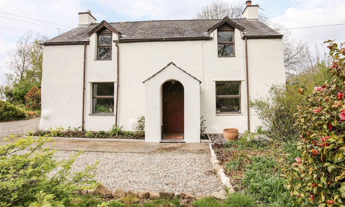 Llanrug Casa | GLAN GWNA BACH, family friendly, with open fire in Caernarfon