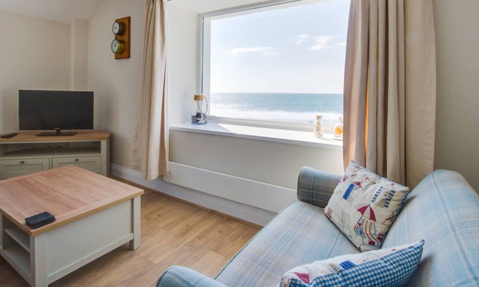 Aberdaron Casa | Una cabaña junto a la playa tradicional pintada de blanco en el bonito pueblo de Aberdaron, cerca de cafés, tiendas