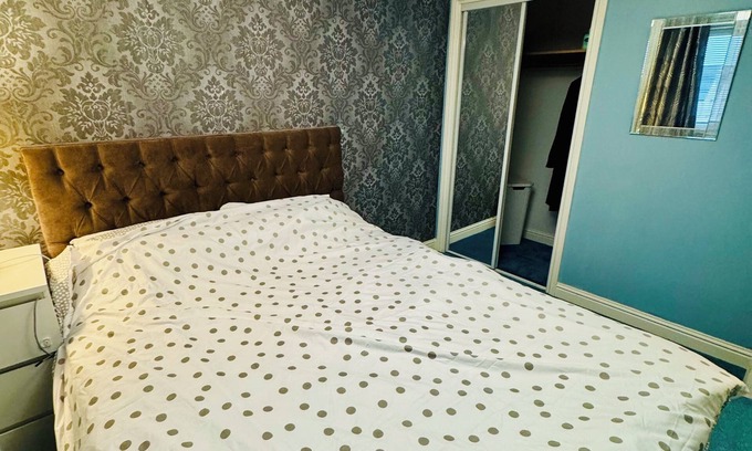 Glasgow Casa | Glasgow Guest House free 2 car parking Free WIFi Main Door House