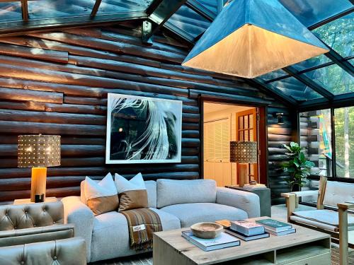 Eureka Springs Casa | Glass Cabin