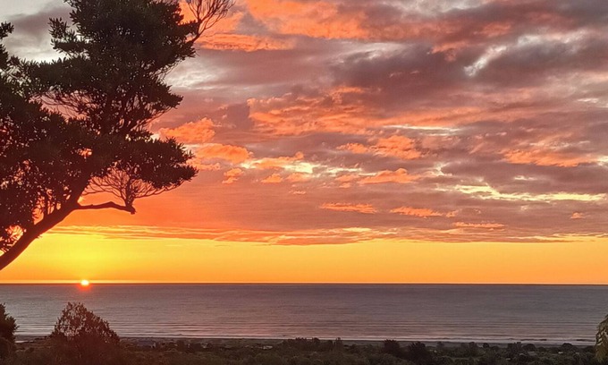 Paroa Casa | Glass Horizon - Rutherglen Holiday Home