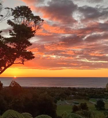 Paroa Casa | Glass Horizon - Rutherglen Holiday Home