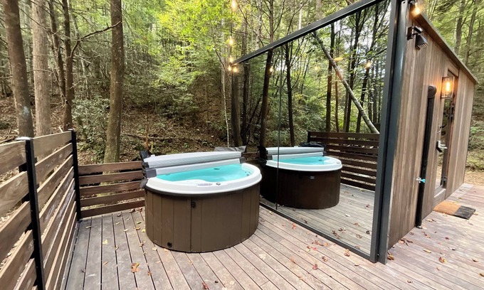 Campton Cabina | “Glass House” #3 - Modern Mirror Home w/ Hot-tub