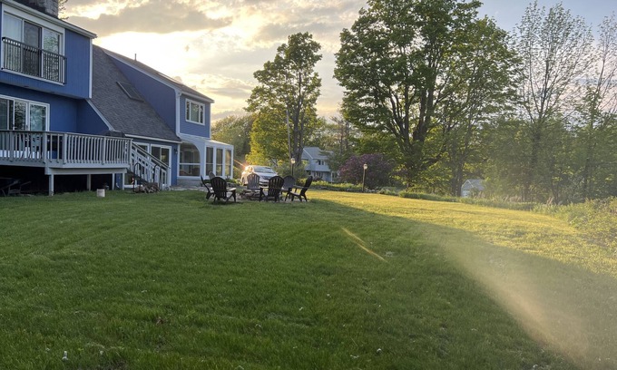 Gilford Casa | Glass House Getaway- 3 Minutes to Gunstock & Pet Friendly!