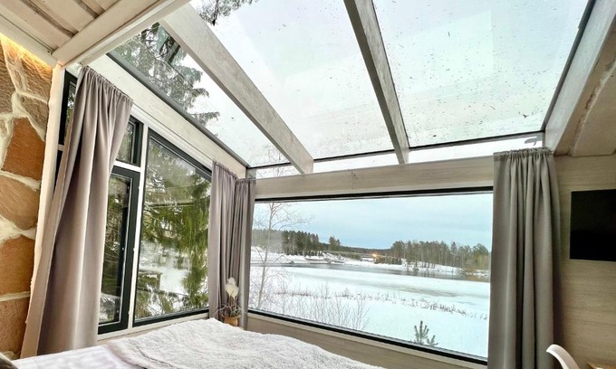 Kuusa Casa | Glass Igloos by the water - Lasisviitit
