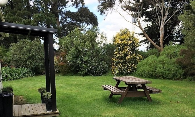 Featherston Casa | Copa de Red Hideaways andquot; The-Shedandquot;