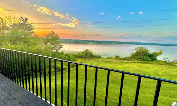 Lake Geneva Condominio | Glass Vista: Modern 2BR Condo, Stunning Views, Ideal Getaway