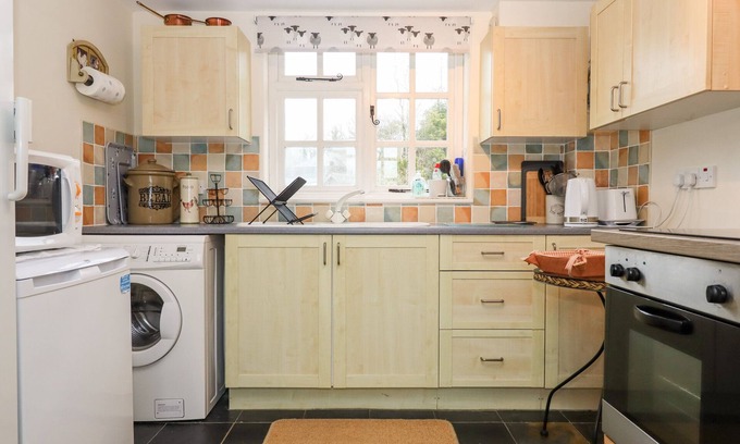 Black Torrington Cabaña | GLEBE FARM COTTAGE, pet friendly, with a garden in Sheepwash