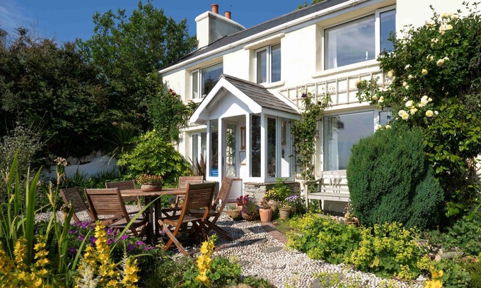 Cregneish Otro | Glen Chass Farmhouse is a beautifully appointed 3 bedroom house that sleeps up to 6 people in a magn