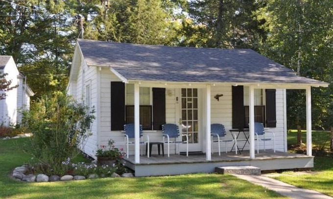 Lake George Cabaña | Glen Cottage at Cozy Nook
