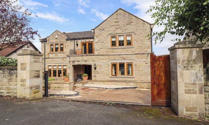 Eldwick Cabaña | GLEN HOUSE, pet friendly, with hot tub in Eldwick