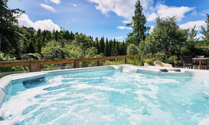 Blairgowrie Cabina | Glenardle Lodge - Riverside Highland Lodge w/ Hot Tub & Forest Views