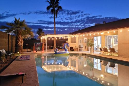 Country Meadows Casa | Glendale Getaway Parkwest Pool - Glendale GetAway-Pool - Stadium- Westgate- King Bed