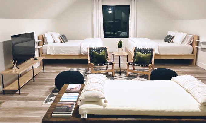 Gleneagle Casa | Gleneagle Loft - Modern studio, minutes from Air Force Academy