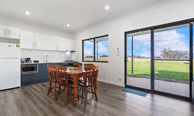 Forest Reefs Casa | Glenowrie Cottage - 1 King, 2 Singles - Near Cadia