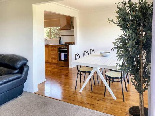 Kooringal Casa | Glen’s Haven with Lakeviews