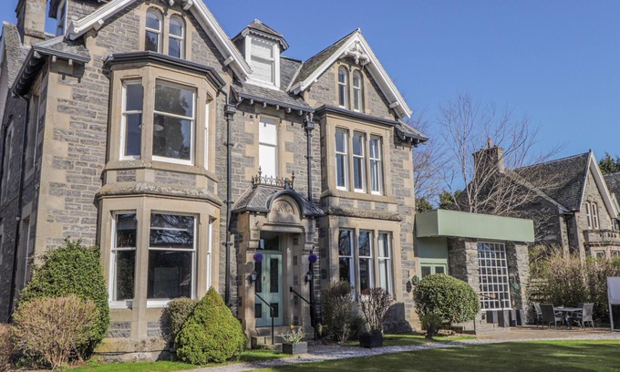 Kingussie Casa | GLENSPEY, pet friendly, character holiday cottage in Kingussie