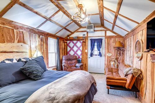 Adams County Casa | Glenvil Cabin with Gas Grill Steps to Dock and Pond!