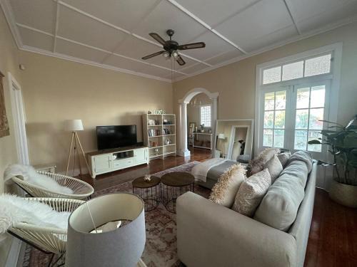 Glenwood Casa | Glenwood Cottage 5km from beach, Art gallery, with garden and pool