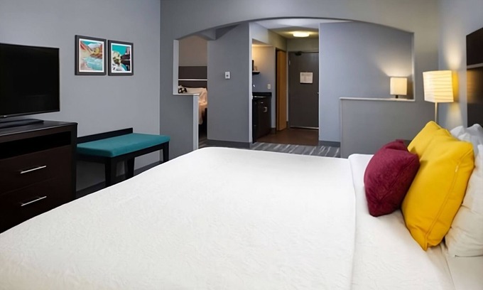 Glenwood Springs Hotel | Glenwood Springs Welcomes You! Free Parking, Free Breakfast, Pets Allowed!