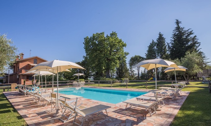 Mondavio Apartamento | Glicine apartment in Agriturismo Villa Beatrice, just 15 minutes from the beach