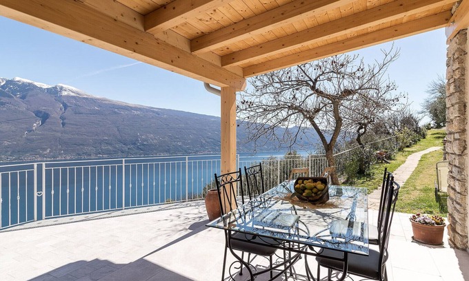 Tignale Apartamento | Glicine: with amazing lake view and Garden