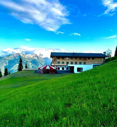Zell am See Cama Y Desayuno | GLOCKNERALM - HIKING- and SKIHOTEL exklusively accessible by cable car