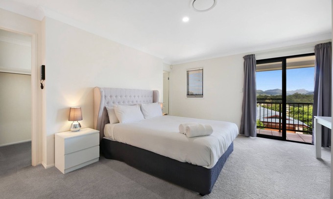 Gold Coast Casa | Glorious 5-Bed Amidst Nature in Burleigh Heads