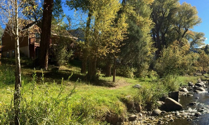 Buena Vista Cabina | Ubicación gloriosa en el arroyo con pesca privada pero a solo 1/2 milla de la ciudad.