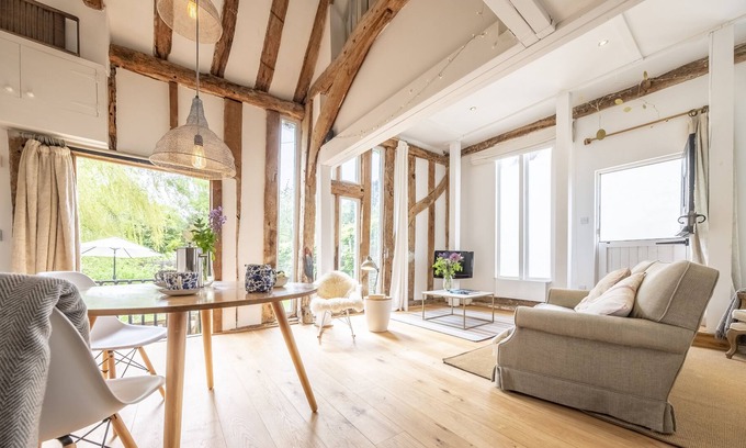 Stowmarket Apartamento | Glorious open-plan thatched barn with abundant natural light - Deepwell Hayloft