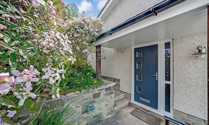 Noss Mayo Casa | Glorious River Views from this dog friendly 3 bed house in Noss Mayo