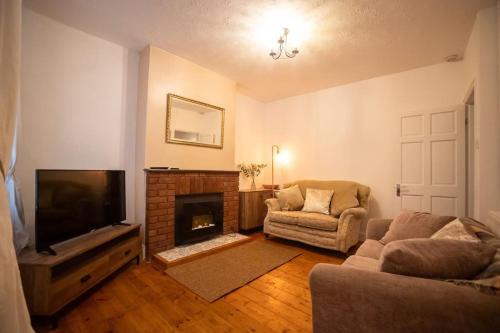 Gloucester Casa | Gloucester City - Birchmore House - 2 Bedroom End Terrace Property Near To City Centre & Hospital With On-Street Parking - Sleeps 5 - Great For Hospital Workers & Contractors - Hosted by RENTMYHOUSE