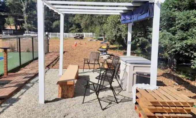 Auburn Alquiler De RV | Glow in the dark Pickleball and Glamping in 16x14 canvas tent with Queen setup