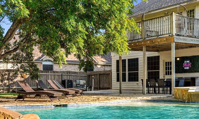 Pflugerville Casa | Neon Cowboy House With Private Pool